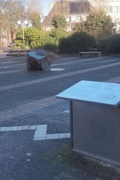 Weiße Rosen zum Gedenken an den Widerstand