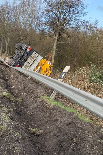 Baustellenfahrzeug auf B210 umgestürzt