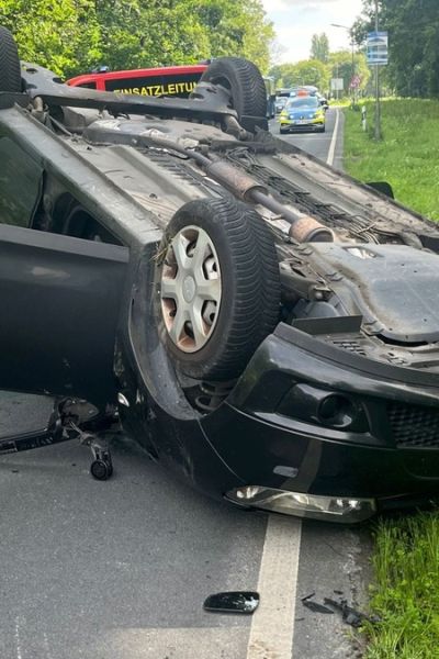 Pkw überschlägt sich in Wilhelmshaven