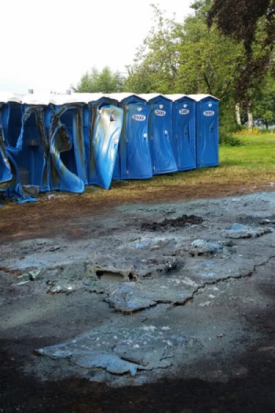 Toilettenhäuser in Brand gesteckt