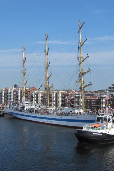 Wilhelmshaven: Segelschulschiff Mir kommt zu Besuch