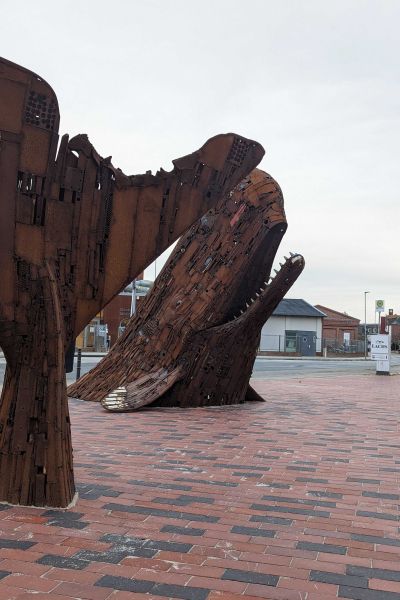 Walskulpturen vor dem Wattenmeer Besucherzentrum eingeweiht
